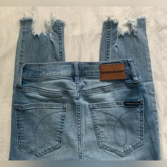High waisted light wash raw hem Calvin Klein skinny jeans - Picture 3 of 7